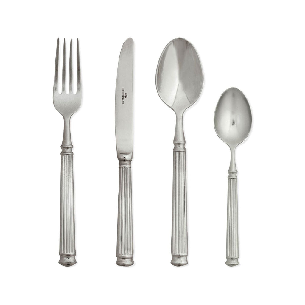 Silberbesteck-Set von GreenGate, bestehend aus Gabel, Messer, Löffel und Teelöffel, elegant designt und aus hochwertigem Edelstahl gefertigt.