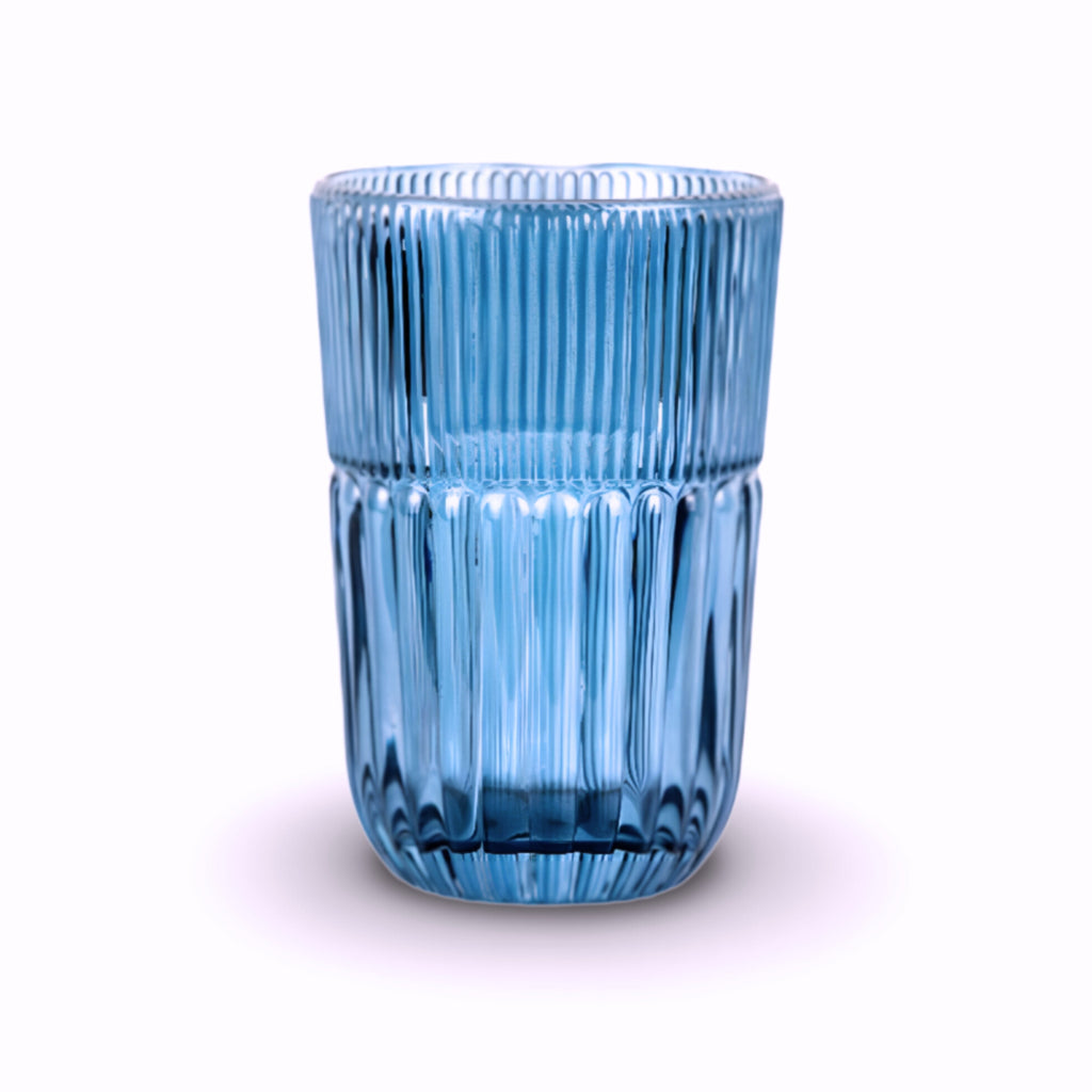 Blaues Trinkglas "Qualcosa d'Antico Tumbler Alto" von Livellara, mundgeblasen und stilvoll designt.