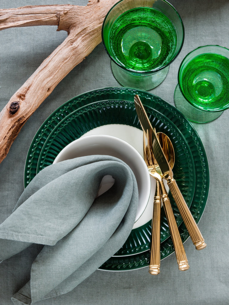 Weingläser GreenGate grün mit Wasser aus der Vogelperspektive, neben einem gedeckten Teller mit Serviette und Goldbesteck