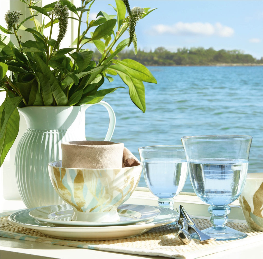 Weingläser GreenGate hellblau auf sommerlich gedecktem Tisch am Wasser