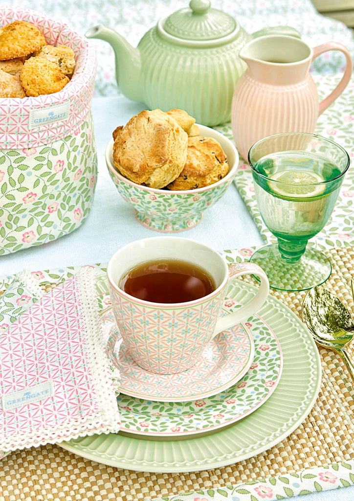 Wasserglas GreenGate in grün mit Wasser und einer Scheibe Zitrone auf Frühstückstisch mit Keksen in Schale