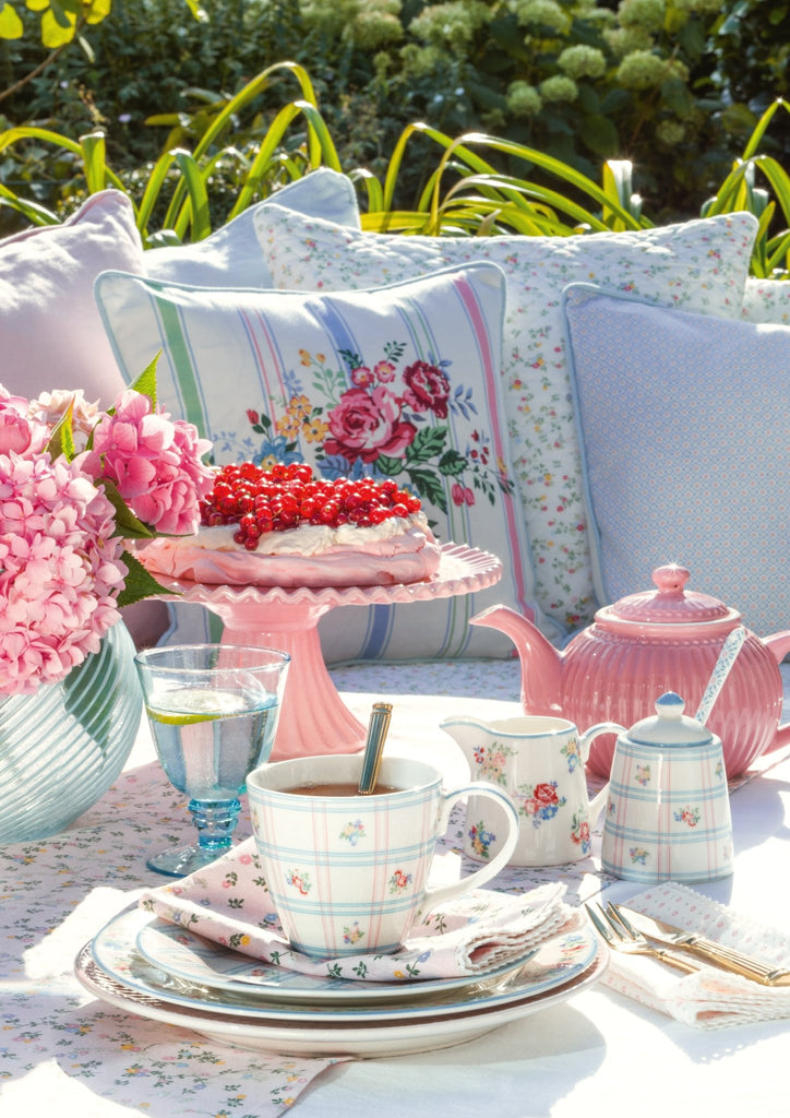 Weinglas Greengate hellblau auf sommerlich gedecktem Gartentisch mit Kuchen im Garten